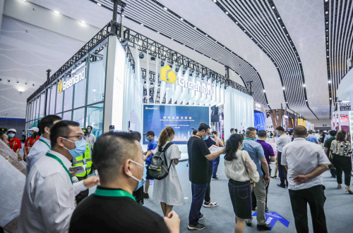 首届中国国际消费品博览会 万表与绿地卡洛芙珠宝签订战略合作协议